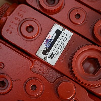 Hitachi EX55 ZAX60 Kobelco SK60 kazıcı için Nachi kontrol valfi DPK-T04-8P-DC-7815F